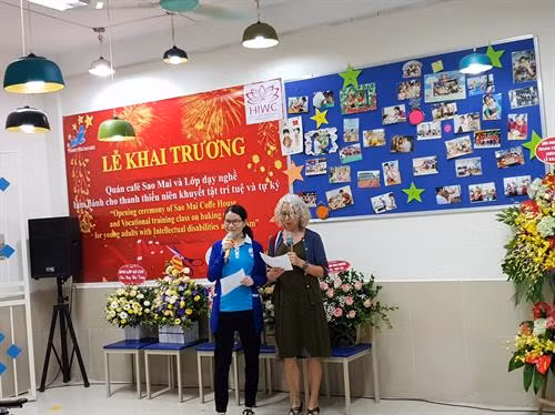 Đại diện Hội Phụ nữ Quốc tế Hà Nội phát biểu tại buổi lễ. Ảnh: Nhật An