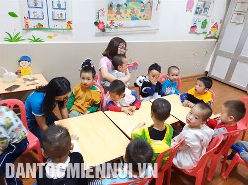 Cô và trò lớp dành cho trẻ tự kỷ và trẻ chậm phát triển trí tuệ độ tuổi mầm non. Ảnh: Nhật An