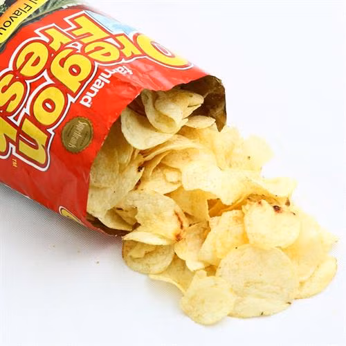 Thực phẩm đóng hộp, đóng gói thậm chí là snack khoai tây được nhà sản xuất bổ sung thêm butylated hydroxyanisole (BHA) và butylhydroxytoluene (BHT) - chất bảo quản. Việc thường xuyên hấp thụ loại hóa chất này sẽ dẫn đến các vấn đề về rối loạn hormone trong cơ thể và thậm chí có thể gây ung thư.