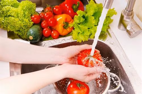 Ăn rau quả ngâm nước muối dễ mắc bệnh cao huyết áp, tim mạch ảnh 1