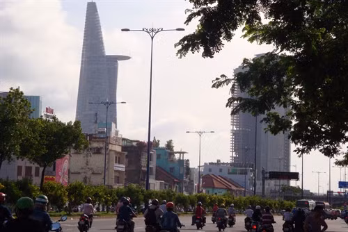 Hoa và cây nhỏ tạo cảnh quan đẹp trên đường xuống hầm Thủ Thiêm qua Quận 1 và Quận 2.