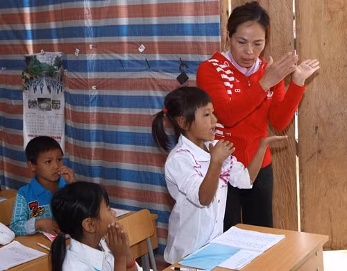 Giáo viên hướng dẫn học sinh cách đọc phân tích câu, giờ học môn tiếng Việt lớp 1 theo công nghệ giáo dục của học sinh lớp 1, trường tiểu học Tá Bạ, xã Tá Bạ, huyện Mường Tè (Lai Châu).