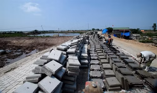 Tuyến đê, kè cửa sông Càn (đoạn từ cống Mộng Giường đi các xã Nga Thái, Nga Tân của huyện Nga Sơn) có chiều dài toàn tuyến 2.800m, vốn đầu tư 46 tỷ đồng, được thi công theo hình thức cuốn chiếu để phục vụ công tác phòng chống lụt bão, hiện đã thi công đạt 70% tiến độ.