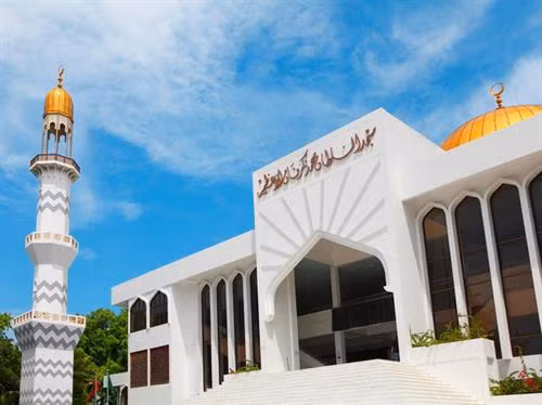Đảo san hô Atoll, một trong 26 hòn đảo san hô ở Maldives, có những khu resort đẹp như trong mơ. Nhà thờ hồi giáo Grand Friday mái vàng là điểm nhấn tuyệt đẹp cho đường chân trời của thủ đô Malé Hoàng hôn tráng lệ trên Ấn Độ Dương. Chiêm ngưỡng những đàn cá đuối tại các khu vực lặn trong suốt trên đảo. Và quan trọng nhất, bạn cần phải nhanh chân. Các rạn san hô tuyệt đẹp đang rơi vào tình cảnh đáng buồn: bị đe dọa bởi căn bệnh tẩy trắng san hô trong vài năm qua.