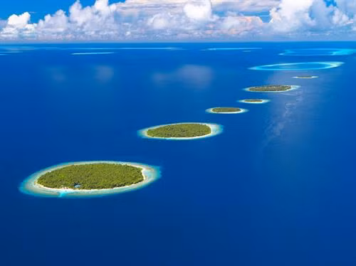 Đảo san hô Atoll, một trong 26 hòn đảo san hô ở Maldives, có những khu resort đẹp như trong mơ. Nhà thờ hồi giáo Grand Friday mái vàng là điểm nhấn tuyệt đẹp cho đường chân trời của thủ đô Malé Hoàng hôn tráng lệ trên Ấn Độ Dương. Chiêm ngưỡng những đàn cá đuối tại các khu vực lặn trong suốt trên đảo. Và quan trọng nhất, bạn cần phải nhanh chân. Các rạn san hô tuyệt đẹp đang rơi vào tình cảnh đáng buồn: bị đe dọa bởi căn bệnh tẩy trắng san hô trong vài năm qua.