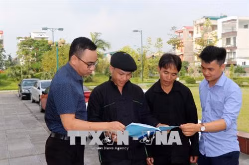 Anh Hoàng Văn Tài (thứ 2 bên phải sang), dân tộc Mông, Bí thư Chi bộ thôn Khuổi Phầy đang trao đổi kinh nghiệm dân vận. Ảnh: Quang Đán - TTXVN