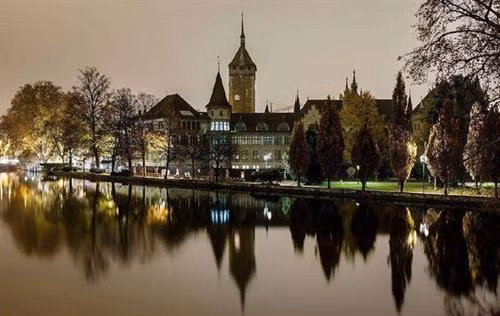 Zürich sở hữu nhiều kiến trúc châu Âu cổ kính, hấp dẫn nhiều du khách nước ngoài