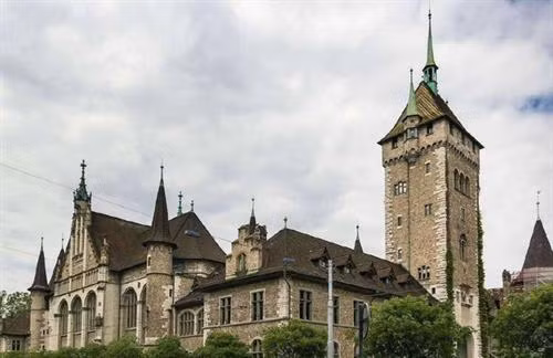 Zürich sở hữu nhiều kiến trúc châu Âu cổ kính, hấp dẫn nhiều du khách nước ngoài