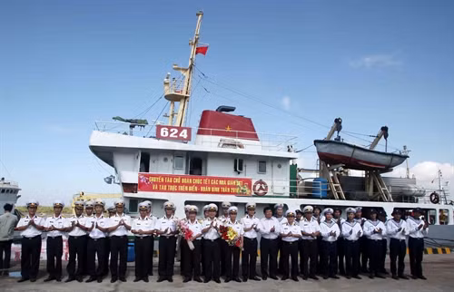 Cán bộ, chiến sỹ hải quân hoàn tất công tác chuẩn bị. Ảnh: Trần Việt - TTXVN
