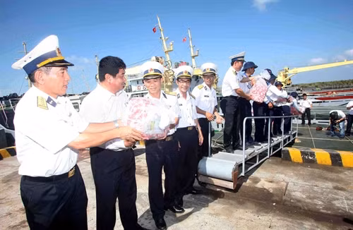 ...và chuyển các cán bộ, chiến sỹ. Ảnh: Trần Việt – TTXVN