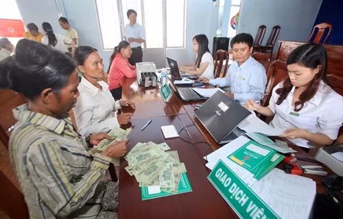 Các hộ nghèo đến làm thủ tục vay vốn tại điểm giao dịch của Ngân hàng Chính sách xã hộii ở xã Ia H La, huyện Chư Pưh. Ảnh: Trần Việt - TTXVN