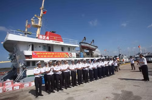 Cán bộ, chiến sỹ hải quân sẵn sàng lên đường. Ảnh: Trần Việt - TTXVN