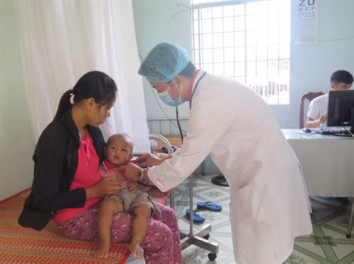 Bác sỹ Phòng khám đa khoa quân dân y Dinh Bà (Đồng Tháp) khám bệnh cho người dân Campuchia
