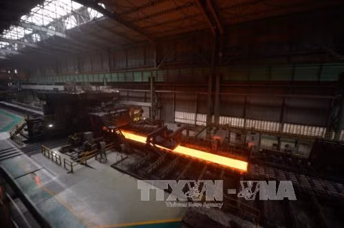 Ảnh (tư liệu): Luyện thép tại nhà máy thép ở Tangshan, tỉnh Hà Bắc, Trung Quốc ngày 11/4/2015. AFP/TTXVN