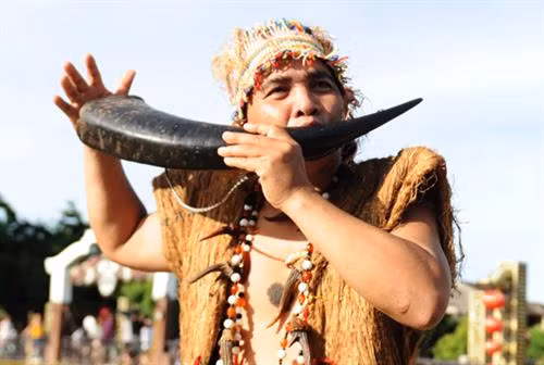 Già làng Alăng Bưng thổi tù và.