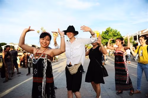 Du khách giao lưu điệu múa tâng tung da dá.