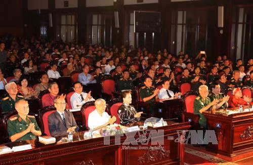 Chủ tịch Quốc hội Nguyễn Thị Kim Ngân tặng hoa và quà cho các Mẹ Việt Nam Anh hùng. Ảnh: Trọng Đức - TTXVN Chủ tịch Quốc hội Nguyễn Thị Kim Ngân trao kết quả giám định ADN cho thân nhân liệt sĩ. Ảnh: Trọng Đức - TTXVN Các đại biểu dự Chương trình nghệ thuật tri ân liệt sĩ mang tên ''Sâu nặng ân tình''. Ảnh: Trọng Đức - TTXVN