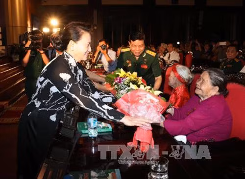 Chủ tịch Quốc hội Nguyễn Thị Kim Ngân tặng hoa và quà cho các Mẹ Việt Nam Anh hùng. Ảnh: Trọng Đức - TTXVN Chủ tịch Quốc hội Nguyễn Thị Kim Ngân trao kết quả giám định ADN cho thân nhân liệt sĩ. Ảnh: Trọng Đức - TTXVN Các đại biểu dự Chương trình nghệ thuật tri ân liệt sĩ mang tên ''Sâu nặng ân tình''. Ảnh: Trọng Đức - TTXVN