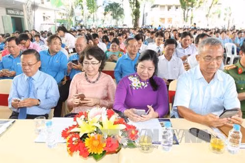 Lãnh đạo Thành phố Hồ Chí Minh cùng CNVC – LĐ Thành phố tham gia nhắn tin ủng hộ xây dựng khu tưởng niệm chiến sĩ Gạc Ma (tỉnh Khánh Hòa). Ảnh: Thanh Vũ-TTXVN