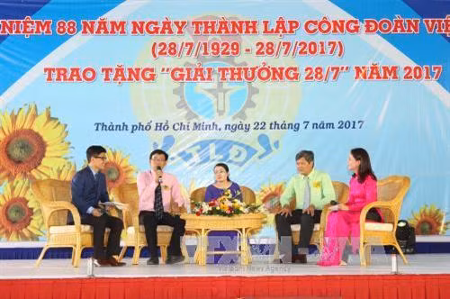 Giao lưu với các Chủ tịch Công đoàn cơ sở tiêu biểu được nhận "Giải thưởng 28/7". Ảnh: Thanh Vũ-TTXVN