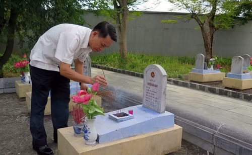 Đồng chí Nguyễn Đức Lợi dâng hương tại Nghĩa trang Liệt sỹ Quốc gia Đường 9. Ảnh: Trần Tĩnh-TTXVN
