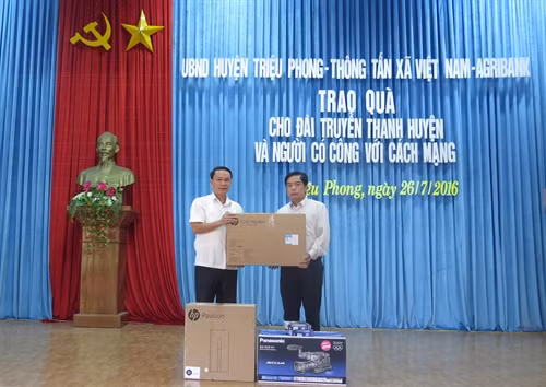 Đồng chí Nguyễn Đức Lợi trao tặng máy quay và bộ máy dựng cho Đài Phát thanh và Truyền hình huyện Triệu Phong. Ảnh: Trần Tĩnh-TTXVN