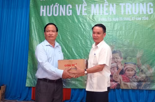 Đồng chí Nguyễn Đức Lợi trao tặng dụng cụ y tế cho Trạm y tế xã Triệu Trung. Ảnh: Trần Tĩnh-TTXVN