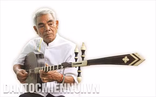 Nghệ nhân ưu tú Danh Xà Rậm ở ấp Đầu Sấu Đông, xã Lộc Ninh, huyện Hồng Dân (Bạc Liêu) luôn nhiệt huyết với âm nhạc truyền thống, đặc biệt là đàn Chapey Dangveng