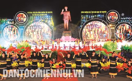 Festival văn hóa Cồng chiêng Tây Nguyên 2018 quy tụ hơn 1.000 nghệ nhân đến từ 5 tỉnh Tây Nguyên. Trong ảnh: Biểu diễn nghệ thuật trong đêm bế mạc