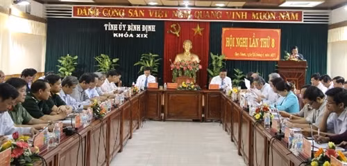 Hội nghị Tỉnh ủy lần thứ 8 (khóa XIX) để thảo luận và thông qua Nghị quyết về tăng cường sự lãnh đạo của Đảng đối với công tác bảo vệ môi trường. Ảnh: baobinhdinh.com.vn