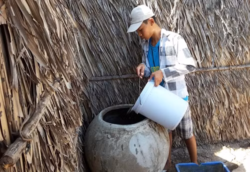 Em Đoàn Thanh Tâm, ấp 13, xã Vĩnh Hậu phải đi xin nước về sử dụng do giếng khoan không còn nước để bơm.