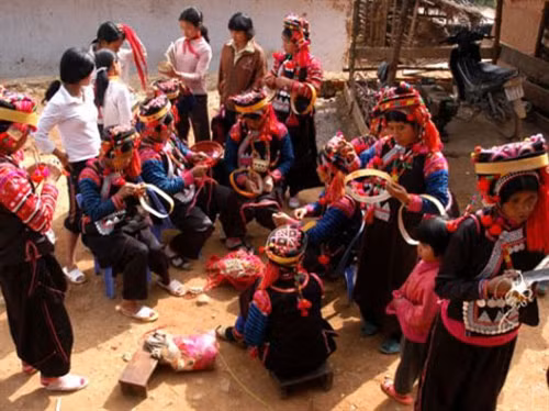 Phụ nữ Hà Nhì chung tay giữ gìn trang phục.