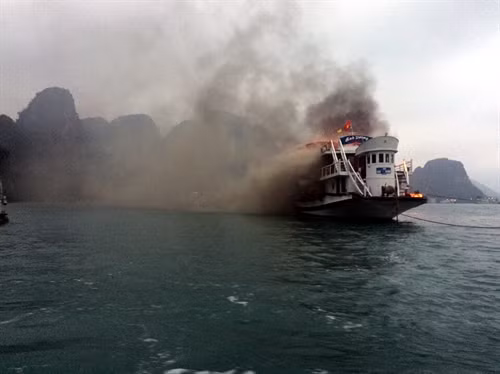 Hiện trường vụ cháy tàu du lịch ở vịnh Hạ Long. Ảnh: Văn Đức- TTXVN
