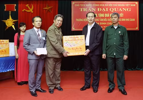 Chủ tịch nước Trần Đại Quang về thăm, tặng quà các thương bệnh binh tại Trung tâm Điều dưỡng Thương binh Nho Quan, tỉnh Ninh Bình. Ảnh: Nhan Sáng-TTXVN