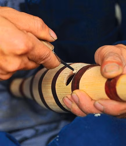 Cây gỗ kim giao để làm thân khèn.
