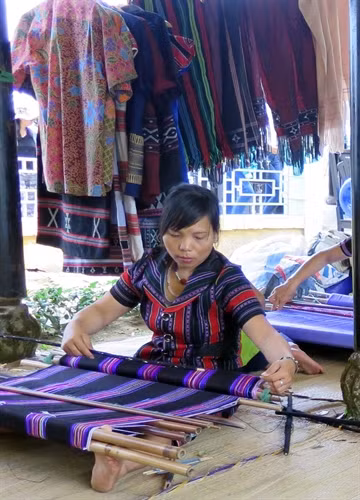 Nghề dệt zèng nay trở thành sản phẩm được ưa chuộng của khách du lịch khi đến A Lưới.