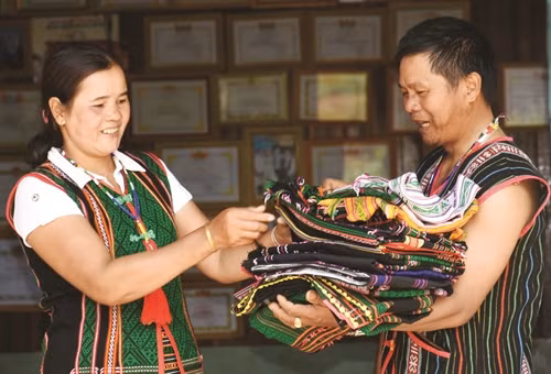 Gia đình ông Điểu M'rưng luôn đi đầu trong việc gìn giữ văn hóa truyền thống. Ông là nghệ nhân đan lát, vợ ông là nghệ nhân dệt thổ cẩm
