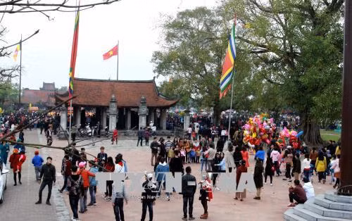 Rất đông du khách thập phương trẩy hội chùa Keo để cầu mong thuận lợi, bình an. Ảnh: Thế Duyệt – TTXVN