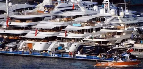 Theo kênh BBC đưa tin, ở Monaco lúc nào cũng có thể bắt gặp du thuyền hạng sang của các đại gia. Những du thuyền này chuyên dùng để tiếp đãi khách hoặc để mở tiệc