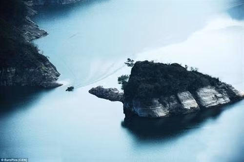 Nhìn từ trên cao, hòn đảo như một con rùa đá bơi giữa dòng nước