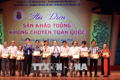 Trao Huy chương Vàng cho 10 trích đoạn của 10 đoàn nghệ thuật trong Hội diễn sân khấu tuồng không chuyên toàn quốc 2018. Ảnh: Nguyên Linh-TTXVN
