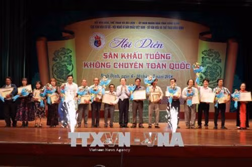 Hội Nghệ sĩ Sân khấu Việt Nam tặng thưởng Bằng khen cho 15 câu lạc bộ, đoàn tuồng không chuyên. Ảnh: Nguyên Linh-TTXVN