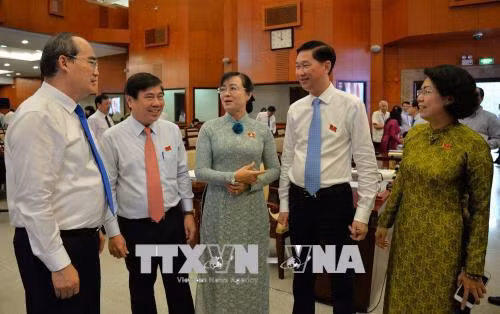 Đồng chí Nguyễn Thiện Nhân, Ủy viên Bộ Chính trị, Bí thư Thành ủy Thành phố Hồ Chí Minh với các đại biểu tham dự kỳ họp. Ảnh: Thu Hoài – TTXVN