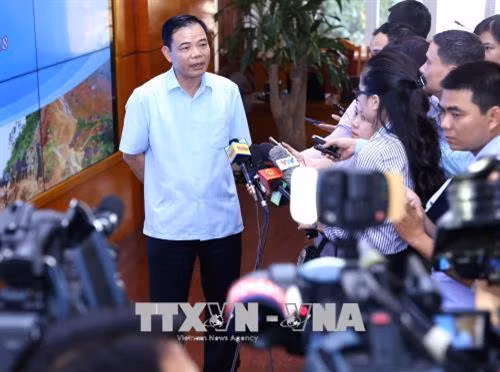 Bộ trưởng Bộ Nông nghiệp và Phát triển nông thôn, Trưởng ban Chỉ đạo Trung ương về phòng chống thiên tai Nguyễn Xuân Cường trả lời phỏng vấn các cơ quan báo chí bên lề Hội nghị. Ảnh: Vũ Sinh - TTXVN