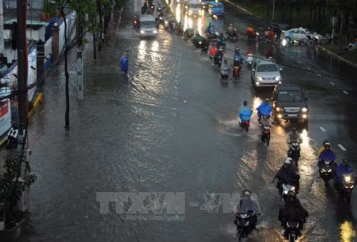 Nước ngập trên đường Nguyễn Hữu Cảnh. Ảnh: Xuân Dự - TTXVN
