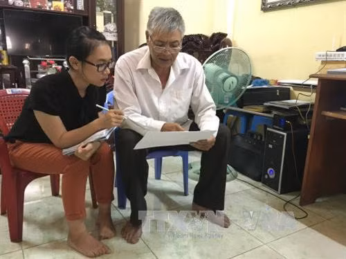 Để quản lý việc thu thuế đất theo đúng Pháp luật, Ủy ban nhân dân thành phố Kon Tum (Kon Tum) đã triển khai công văn số 1048/UBND-TH ngày 16/5/2017 về việc yêu cầu các đơn vị phối hợp hoàn thành công tác lập sổ bộ thuế sử dụng đất nông nghiệp và phi nông nghiệp năm 2017. Theo dự kiến cuối tháng 6/2017 sẽ hoàn thành, tuy nhiên, công tác này đang gặp rất nhiều bất cập, gây phiền hà cho nhiều hộ dân. Trong ảnh: Người dân phản ánh việc kê khai thuế còn nhiều phiền hà, bất cập. Ảnh: Hồng Điệp – TTXVN