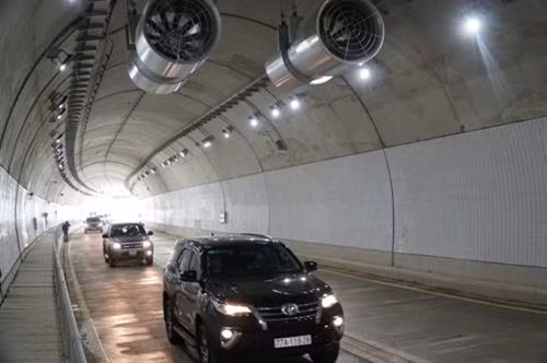Các phương tiện di chuyển bên trong hầm đường bộ Cù Mông. Ảnh: Xuân Triệu - TTXVN