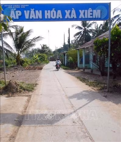 Những con đường dẫn về các phum sóc huyện Châu Thành đã được đầu tư xây dựng. Ảnh: Lê Sen - TTXVN