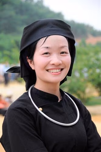 Trang phục các nhóm Nùng cơ bản là khăn vuông đội đầu, áo xẻ