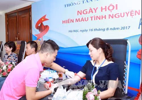 Các cán bộ, phóng viên, biên tập viên TTXVN tham gia hiến máu tình nguyện. Ảnh: Hoàng Hùng - TTXVN